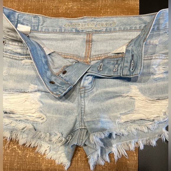 American Eagle Tomgirl Shortie Jean
Shorts Distressed Button fly Light Wash - Picture 4 of 10